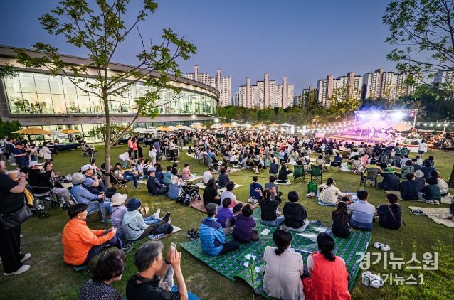 수원시민들이 지난 5월 28일 수원 일월수목원 잔디광장에서 개관 1주년 기념으로 개최된 ‘별 헤는 가든 음악회’를 즐기고 있다.