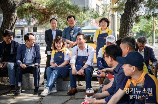 지난 5월 초 이재준 수원시장과 ㈔한국여성지도자연합 수원시지회 회원 등 관계자들이 권선구 호매실동에 손바닥정원을 조성한 뒤 이야기를 나누고 있다.