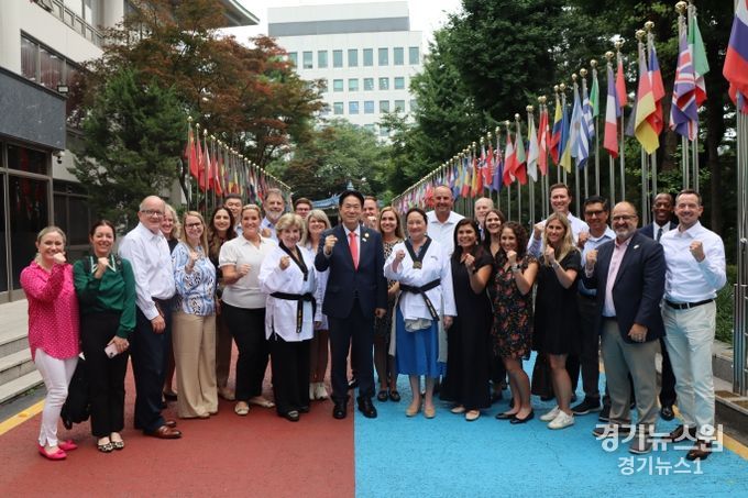 7월 9일(수) 오후 4시 미 텍사스주 방한단이 국기원을 방문했다. 사진은 방한단과 이동섭 국기원장의 단체 기념사진 촬영 모습.