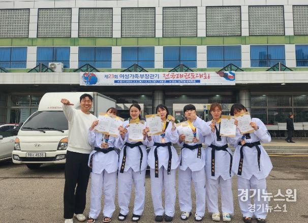 경주시 직장운동경기부 태권도팀이 올 3월 전국태권도대회에 참석해 수상후 기념촬영을 하고 있다.