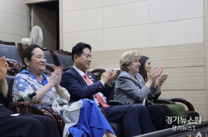 국기원을 방문한 미 텍사스주 방한단이 시범단의 박진감 넘치는 시범공연에 환호와 박수갈채를 보냈다. 왼쪽부터 시실리아 애벗 여사, 이동섭 국기원장, 제인 넬슨 국무장관.