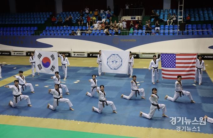 미국 텍사스주 방한단을 환영하는 시범공연을 국기원 태권도시범단이 펼쳐보이고 있다.