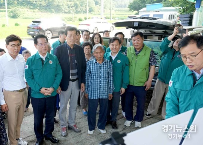김영록 전라남도지사가 12일 여름 장마를 앞두고 보성군 겸백면 상덕마을 산사태 취약지를 방문, 관리실태를 점검하고 비상상황 발생시 인명피해가 발생하지 않도록 체계적인 대응태세 구축을 당부하는 등 주민들을 격려하고 있다.