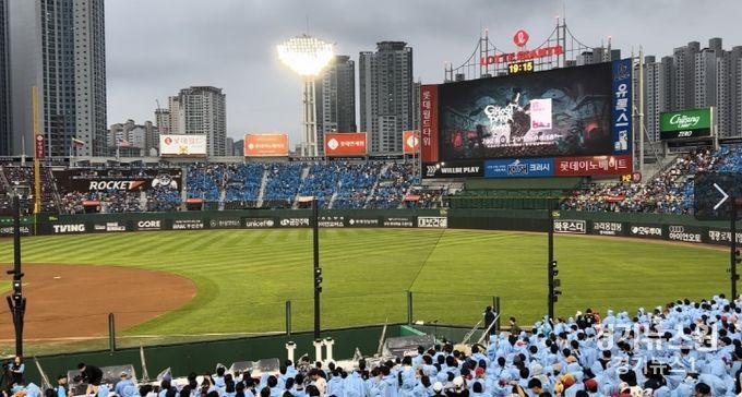 야구장 이벤트로 “홍보 홈런”, 고스트 퍼포먼스