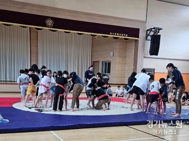 여수시, 전지훈련 중인 영암·구례군 씨름 선수들의 재능기부