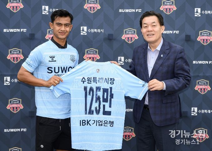 아르한 선수가 이재준 수원시장에게 써드 유니폼을 전달하고 있다.