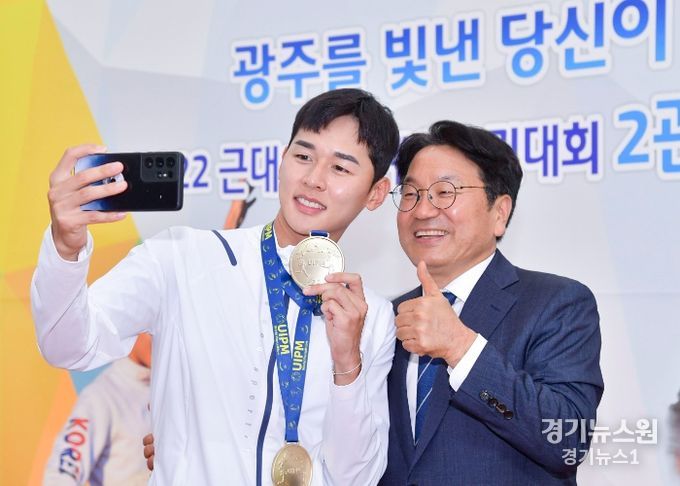 강기정 광주광역시장이 지난 2022년 8월 8일 오전 시청 시민홀에서 열린 ‘2022 근대5종 세계선수권대회 2관왕 전웅태 선수 환영식’에 참석해 전웅태 선수와 셀카를 촬영하고 있다./광주광역시 제공