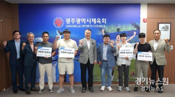 현판 수여식 단체 사진(좌부터 문부홍 본부장, 김영삼 사무처장, 황인홍(전일복싱클럽 화정관), 박지환(챌린져복싱GYM), 전갑수 체육회장, 이기홍 광주복싱협회장, 김희은(웰빙복싱), 김정희(밴텀복싱 상무), 고영삼 복싱협회 전무이사