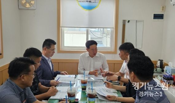24일 무안군을 방문하여 산림 분야 현안 사업 설명을 듣고 있는 나광국 전남도 예산결산위원장