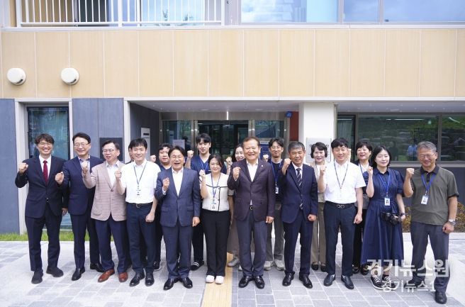 강기정 광주광역시장과 이상민 행정안전부 장관이 1일 오전 서구 화정동 국립국가폭력트라우마치유센터를 방문해 내부시설을 둘러본 뒤 센터 관계자들과 기념촬영을 하고 있다.