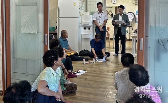 경주시와 LPG사업관리원은 선도동 야척마을 회관에서 ‘LPG 소형저장탱크 보급사업’ 추진을 위한 주민설명회를 20일 개최하고 있다.