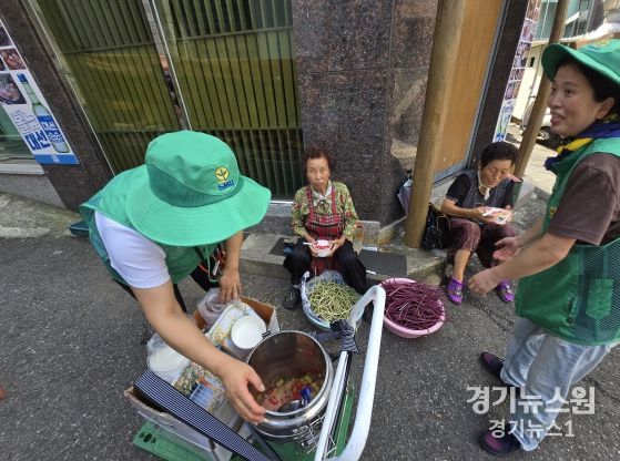 부산 사상구 주례2동 새마을부녀회, ‘시원한 수박드시고 쉬어가세요~’