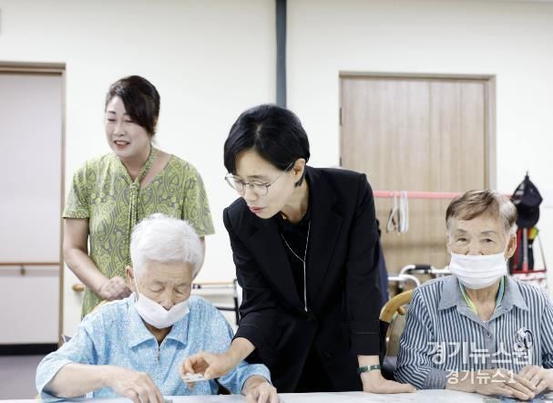 사회복지시설과 취약계층을 위문하는 이혜옥 부군수