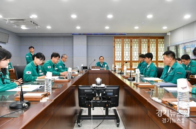 박남서 영주시장이 시청상황실을 방문해 명절안전사고 예방 대책을 점검하고 있다.