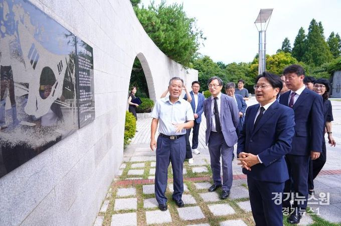 부산민주공원 넋기림마당 참배
