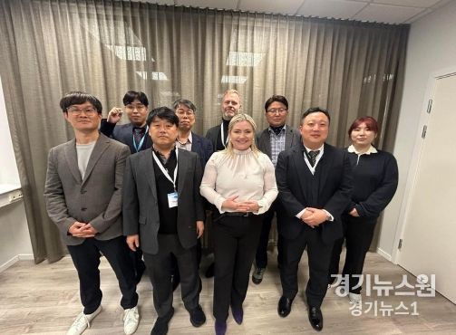 지난 18일 아이슬란드를 방문하고 있는 사절단이 릴자독 일프레도스도티얼드 아이슬란드 문화사업부 장관을 만나 기념촬영을 하고 있다.