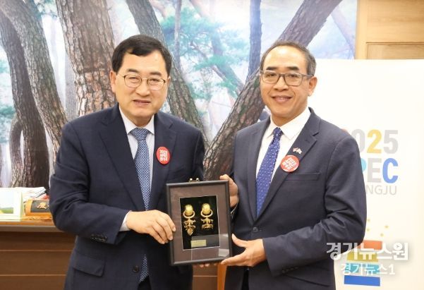 주낙영 경주시장은 29일 시장실에서 타니 쌩랏 주한태국대사를 접견한 후 기념촬영을 하고 있다.
