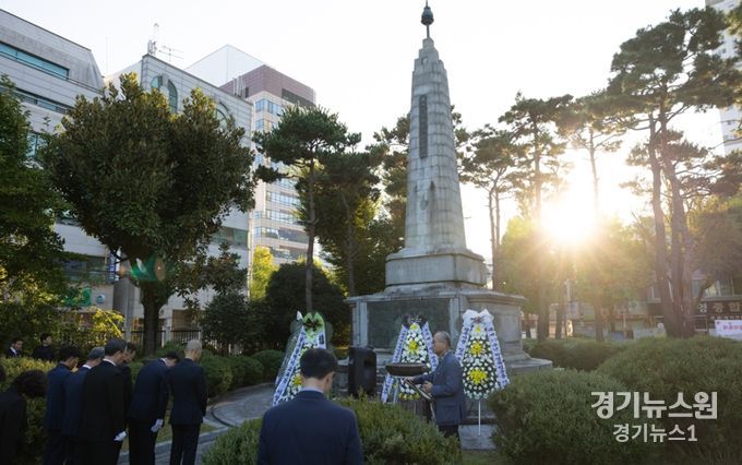 광주제일고등학교 내 광주학생독립운동기념탐에서 참배를 하고 있는 이정선 교육감