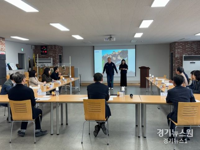 노홍석 행안부 균형발전지원국장, 홍천군 청년마을 와썹타운 현장 방문