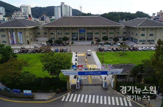 여수시(시장 정기명)가 2025년도 예산안을 확정, 오는 21일 시의회에 제출한다.