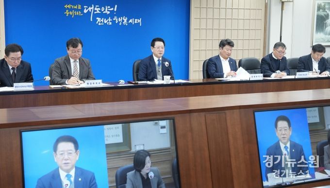 김영록 전라남도지사가 10일 오전 도청 서재필실에서 실국장 정책회의를 주재하고 있다.