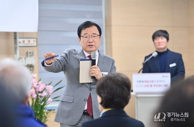 이현재 하남시장이 22일 신장1동 행정복지센터에서 열린 신장1동 주민과의 대화에서 시민의 질의에 답변하고 있다.