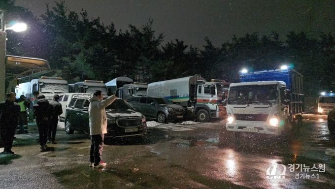이현재 하남시장이 28일 새벽 창우동 소재 적환장을 방문하여 연휴기간 현장근무하는 직원들을