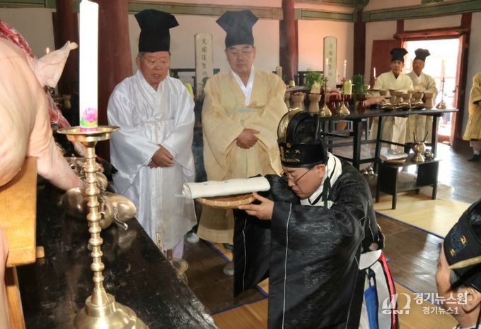 경주향교 춘계 석전대제가 지난 9일 경주향교 대성전에서 엄숙히 봉행되고 있다.