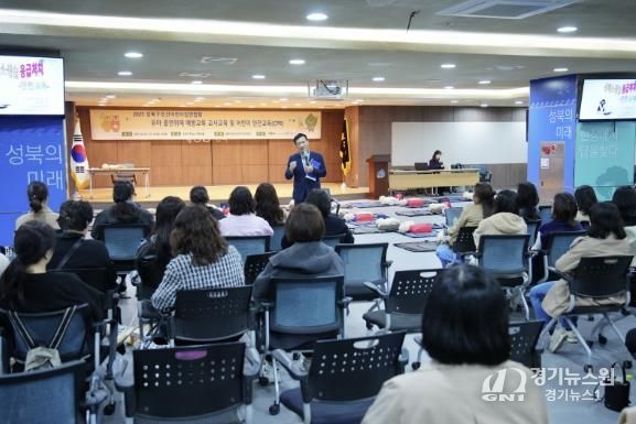 이승로 성북구청장이 심폐소생술 교육 현장을 방문해 인사말을 하고 있다