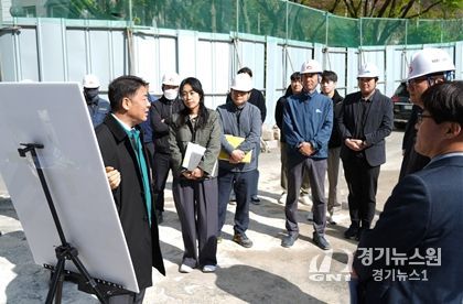 (오은택 남구청장은 15일 부산 남구도서관 그린리모델링 공사 현장을 방문해 공사 진행 상황을 확인했다