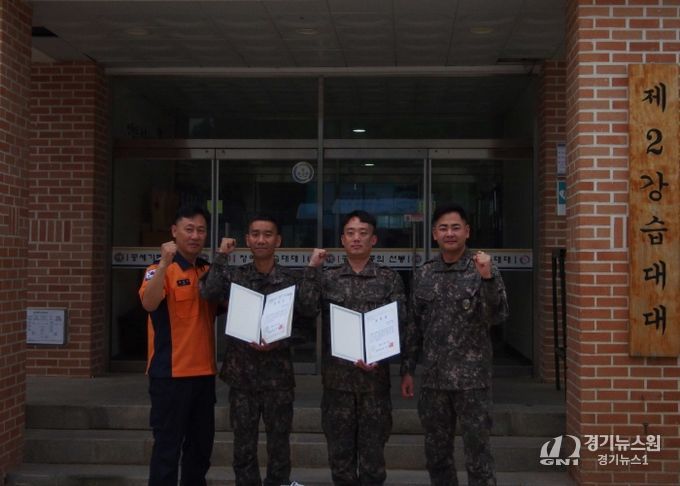 유정수 상사(좌측 두 번째) 이기환 상사(좌측 세 번째) 양평소방서 표창