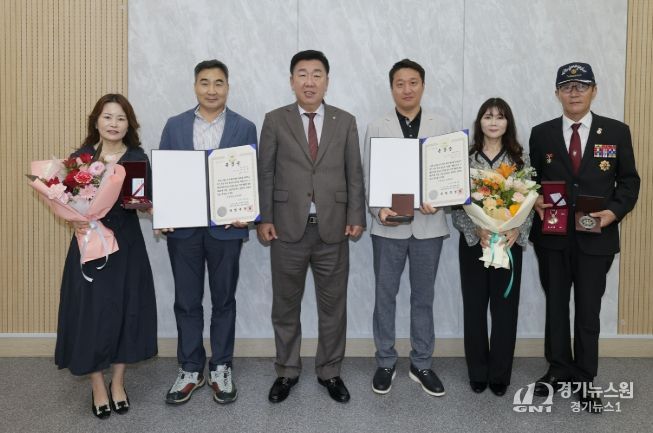 6‧25 참전용사 유족에 70여년 만에 무공훈장 전수