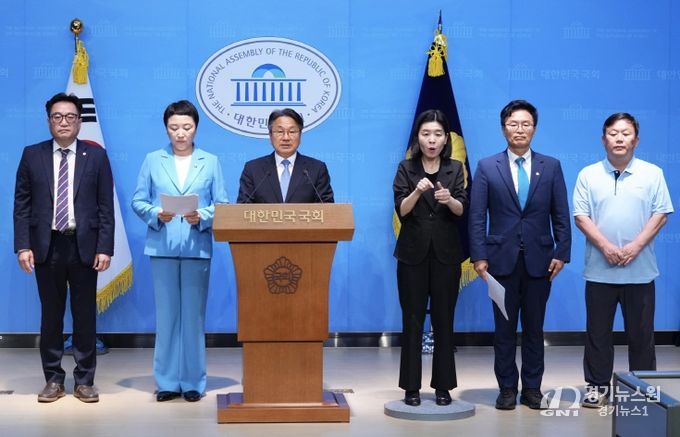강기정 광주광역시장이 10일 서울 여의도 국회 소통관에서 정진욱·전진숙 국회의원 등과 기자회견을 열고 공공배달앱 활성화를 위한 지자체 국비 지원 등을 촉구했다. /광주광역시 제공
