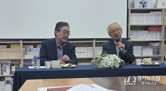 강연 후 김종회 촌장이 김홍신 작가와의 대담에서 질의하고 있다
