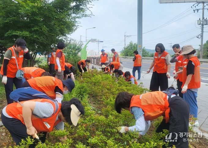 남양주시 다산1동 통장협의회, ‘도심 속 환경정화 및 정원가꾸기’에 구슬땀