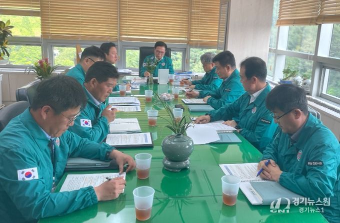 김석필 천안시장 권한대행 부시장이 최근 부시장실에서 열린 ‘2025년 여름철 장마 대비 긴급점검회의’에 참석해 인명피해 예방을 주문했다.