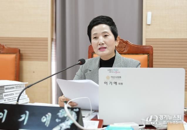 이기애 의원이 제259회 아산시의회 제1차 정례회 중 총무과·자치행정과·안전총괄과 행정사무감사를 펼치고 있다.