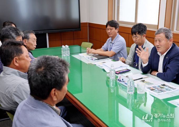 ‘1일 홈치해결상담사, 홈치해결해보게마씨’ 상담하는 김완근 시장 