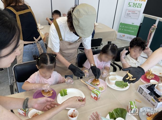 도봉구 지역 아이들이 초록기억카페 주스마스터와 함께 샌드위치를 만들고 있다.