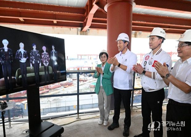 오세훈 서울시장이 1일(월) 도봉구 창동에 들어설 예정인 복합문화시설 서울아레나를 방문해 버추얼 아이돌그룹 플레이브의 영상을 시청하고 있다.