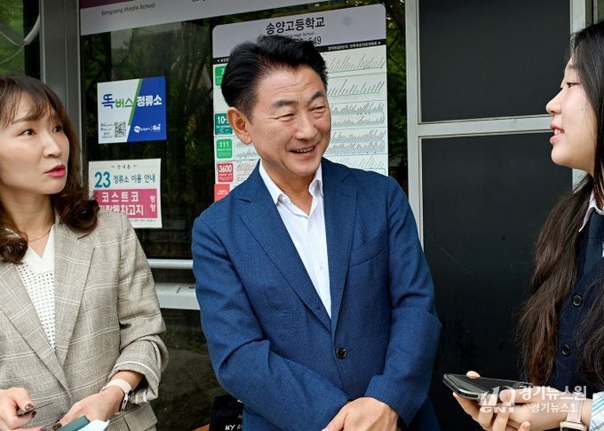 김동근 시장이 9월 24일 ‘의정부 학생 통학버스’ 1주년을 맞아 송양고등학교 정류소에서 조아진 학생을 만나 인사를 나누고 있다.