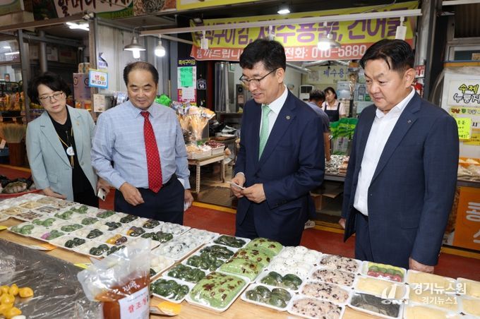 충북교육청, 명절맞이 전통시장 장보기와 지역아동센터 위문