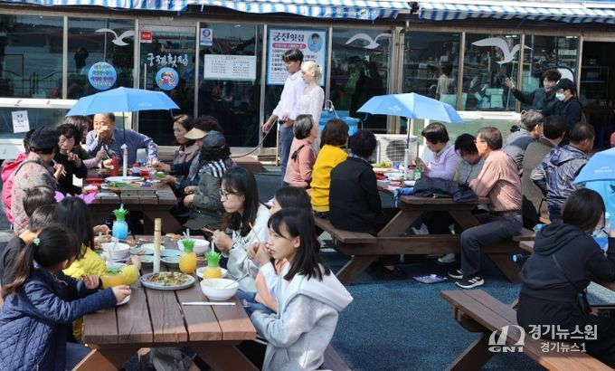 강진마량놀토수산시장을 찾은 관광객들의 모습이다.