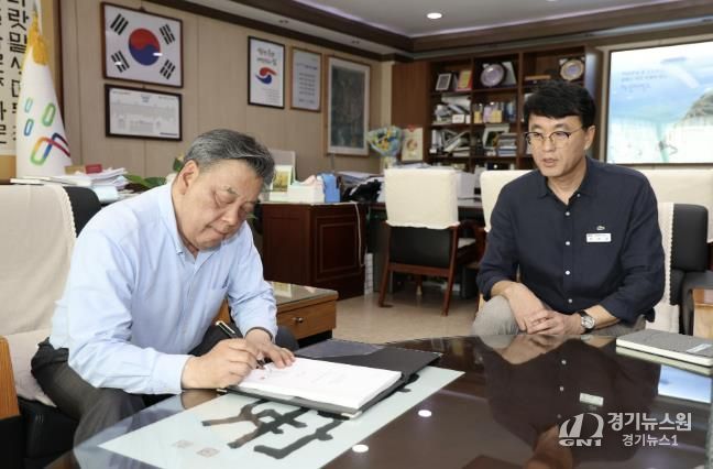 집적화단지 신청서에 서명 중인 가세로 태안군수.