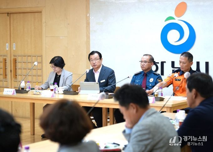 14일 시청 상황실에서 열린 ‘2025년 하남시 지역치안협의회’ 정기회의에서 이현재 하남시장(왼쪽 두 번째)와 박성갑 하남경찰서장(오른쪽 두 번째)를 비롯해 오성애 광주하남교육지원청 교육장(왼쪽 첫 번째), 조천묵 하남소방서장(오른쪽 첫 번째)가 회의에 참여하고 있다.