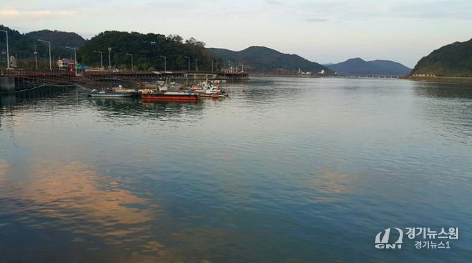 가을빛 따라 걷는 망덕포구와 배알도 섬 정원, 오감이 힐링되는 가을 여행지로 인기 - 관광과(가을빛으로 물드는 망덕포구)