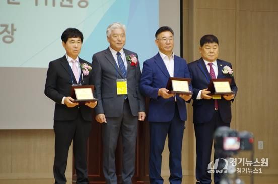 제물포고 부설 방송통신고 개교 50주년 감사패를 수상한 박창호 의원(우측 첫 번째)