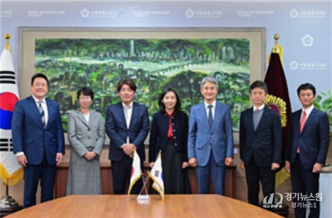 도쿄도의회 방문단과 기념 촬영하는 최호정 의장(가운데)