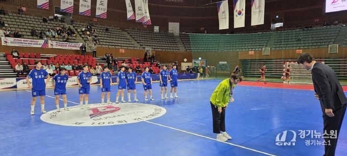 전국체전 무안고 여자핸드볼 동메달 수여식 후 단체사진