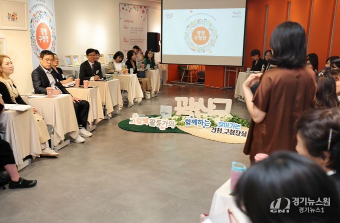 박병규 광산구청장이 지난 13일 이야기꽃도서관에서 그림책 활동가와 함께하는 찾아가는 경청 구청장실을 열고, 활동가들의 이야기를 듣고 있다.